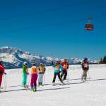 Skilehrer mit Kinder-Skigruppe